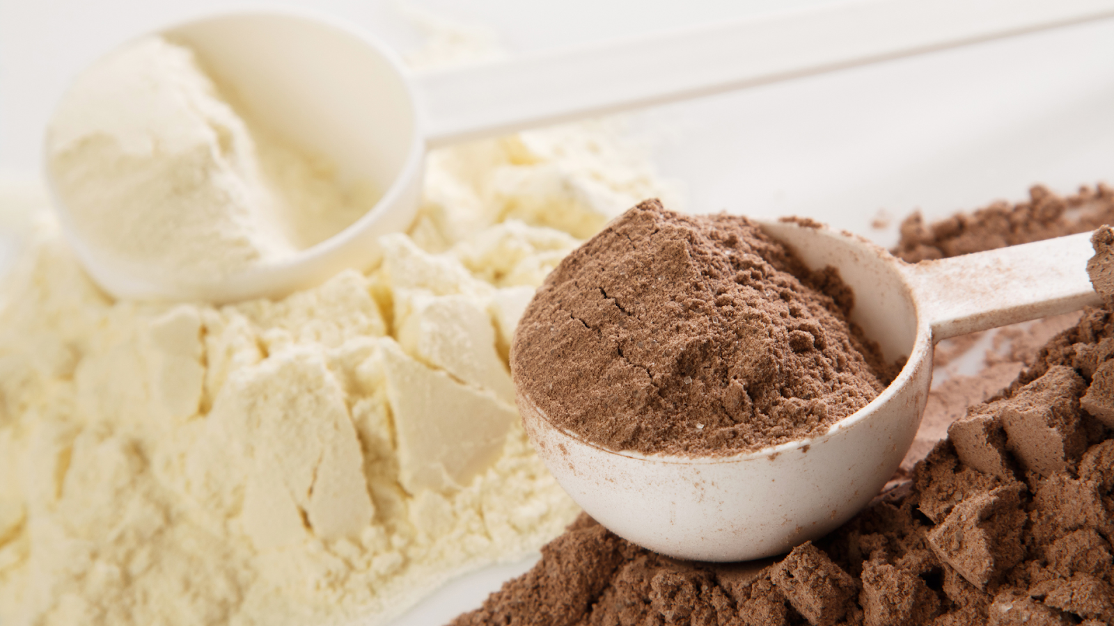 Measuring Scoops of protein powder for pregnancy